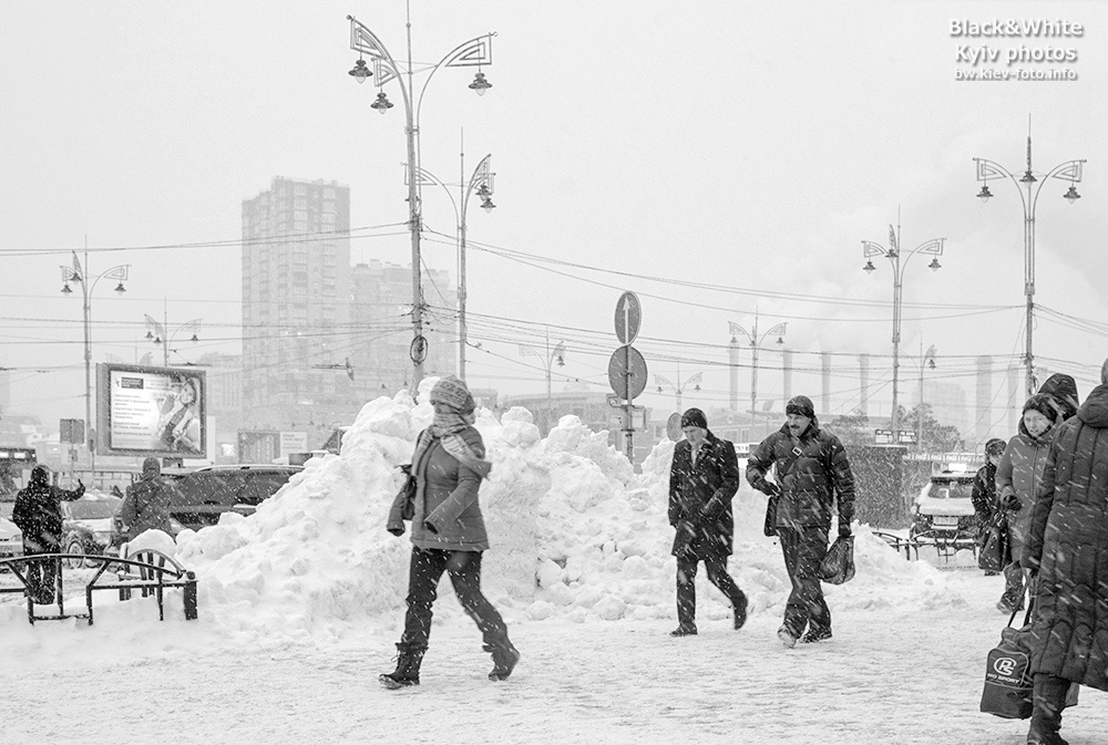 Мимо высоких сугробов снега в Киеве