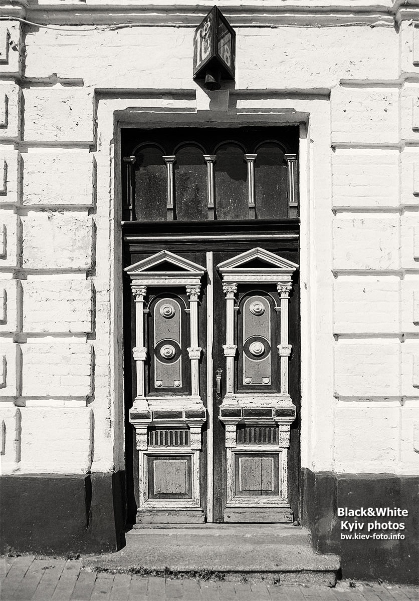 Андреевский спуск 18. Старинный дом с яркими дверями