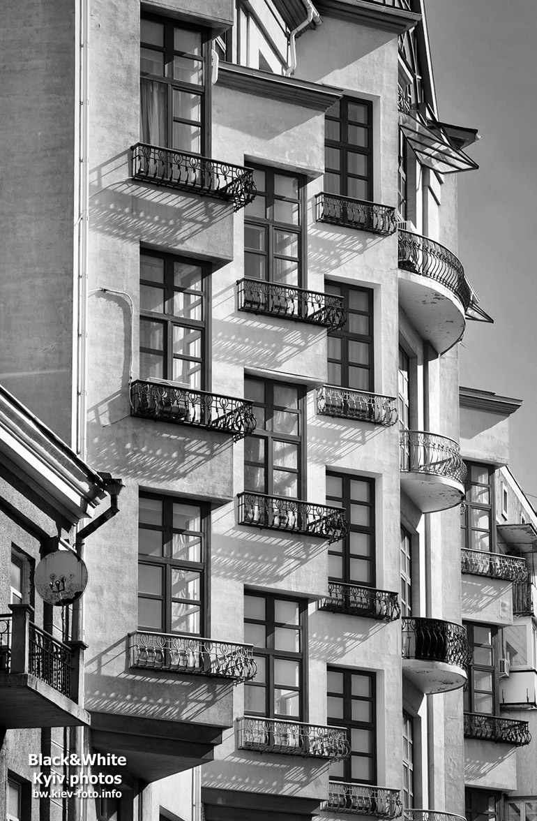 Окна и балконы на Шелковичной